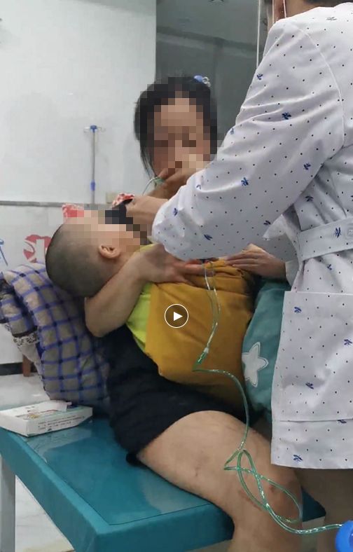 儿童吃苹果窒息,小孩呼吸困难翻白眼