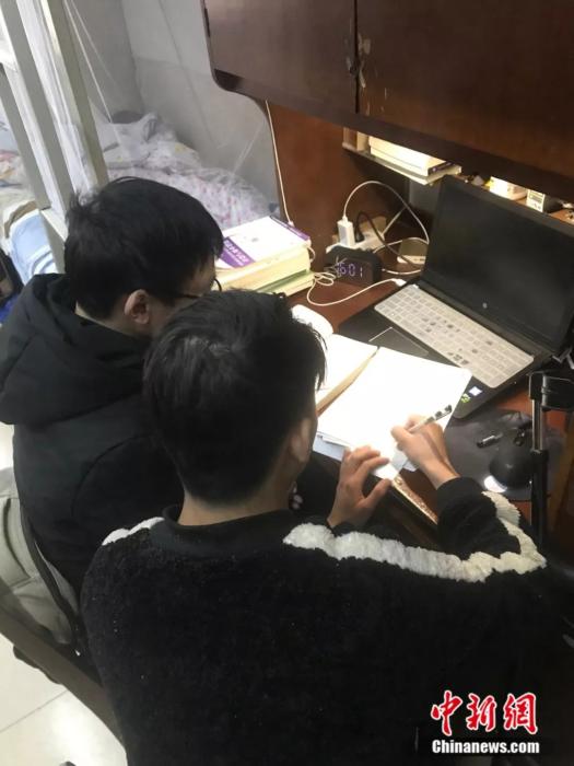 励志小伙不甘平凡,励志小伙自小双目失明却不失信心