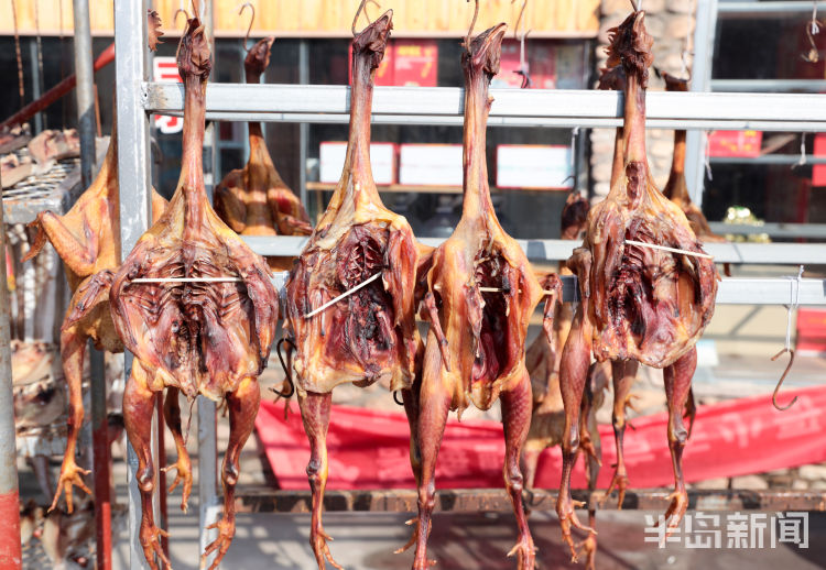 晾晒的各种鱼悬挂路边很是壮观，面包鱼价格为35元一斤，大鲈鱼42一斤……