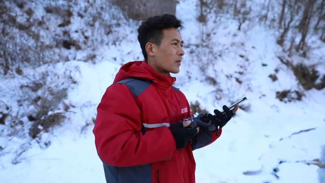 冰天雪地送快递最怕遇上道路结冰,道路结冰外卖小哥拖箱送餐