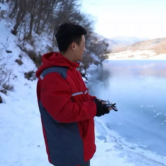 冰天雪地送快递最怕遇上道路结冰,道路结冰外卖小哥拖箱送餐