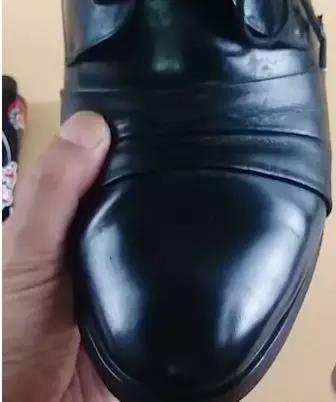 皮鞋把皮蹭掉了怎么处理,皮鞋蹭破皮咋处理