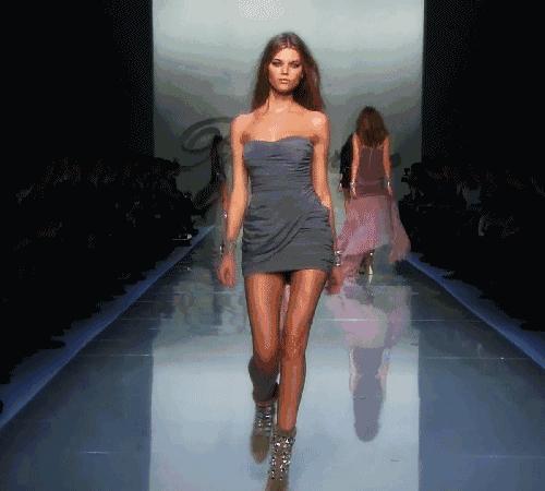 练肩穿衣服最有效的动作,如何提高气质不勾肩搭背