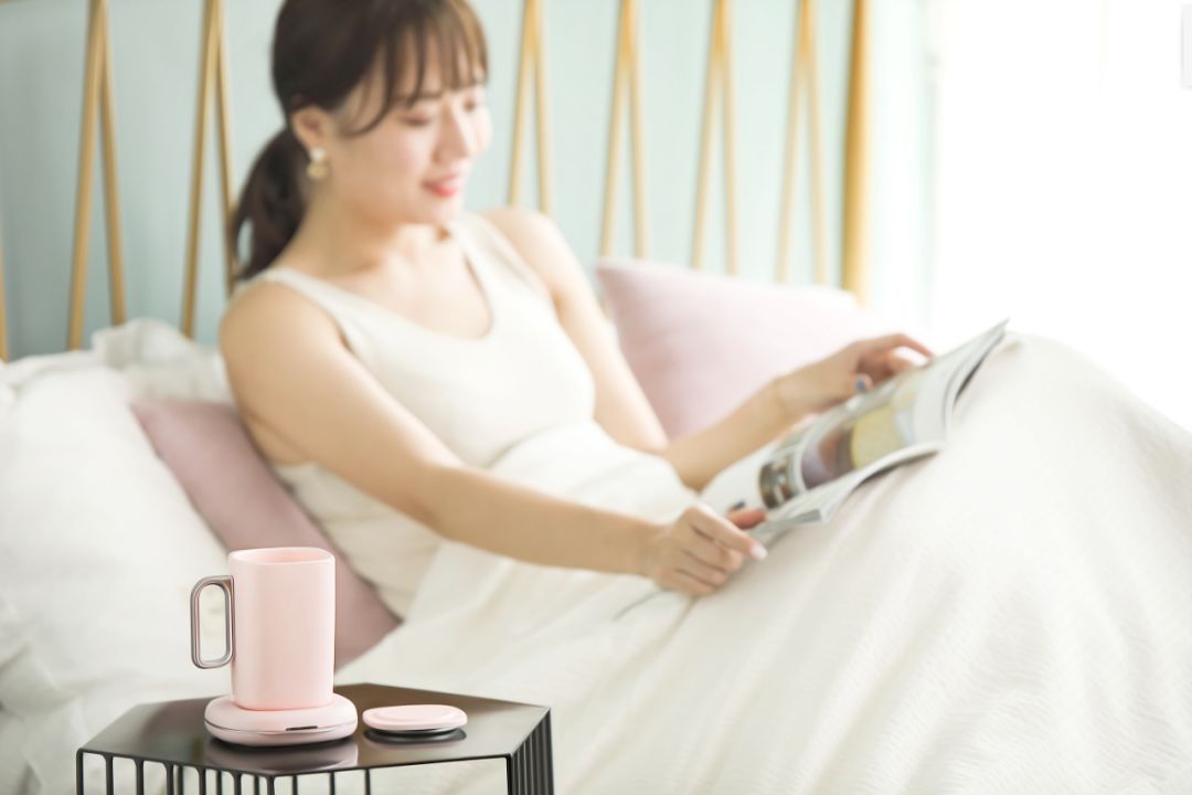 这个杯子被施了魔法！能自行搅拌解放双手，还能给手机无线充电