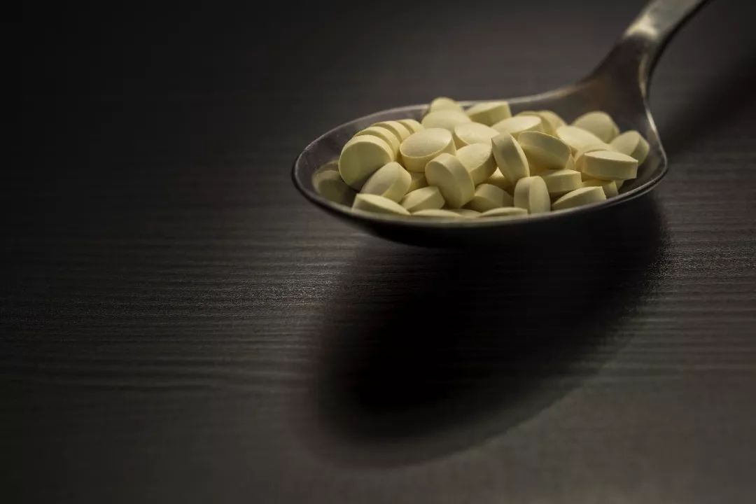 《柳叶刀》子刊：黄连素能防肠癌！上交仁济医院团队首次证实，每天服用六片黄连素，可使结直肠腺瘤切除后复发风险降落23%丨临床大发现