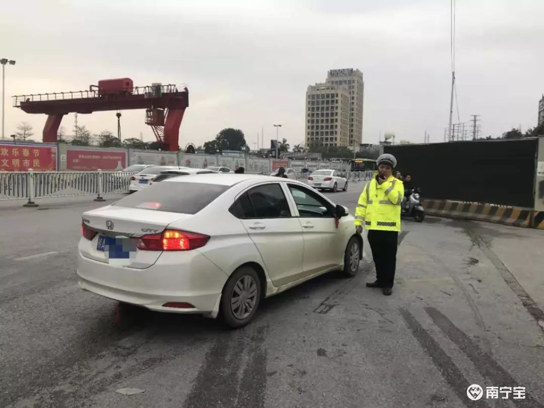 男婴高烧休克，邕城铁骑开道护送就医，仅用8分钟