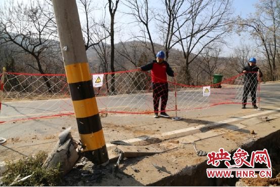 电杆撞断电力抢修新闻报道,供电所被汽车撞断的电杆