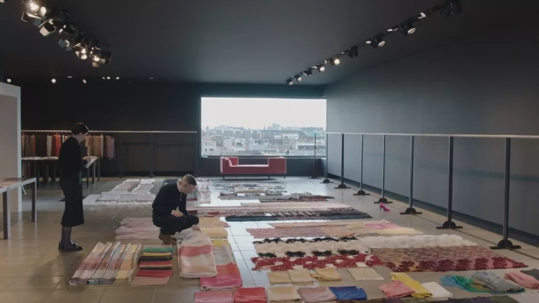 知道你们无聊，于是请来这些时装大师，陪你们一起宅在家中