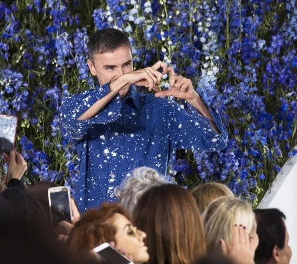 知道你们无聊，于是请来这些时装大师，陪你们一起宅在家中