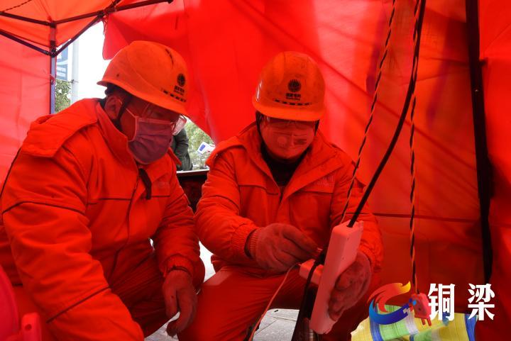 抗疫情勇担当党员突击队,抗疫一线党旗红勠力同心战疫情