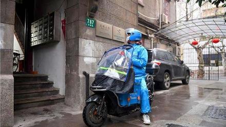 一人跑腿13天，成就457人闭门不出，饿了么骑手跑3家菜场凑齐订单，用户连连致谢