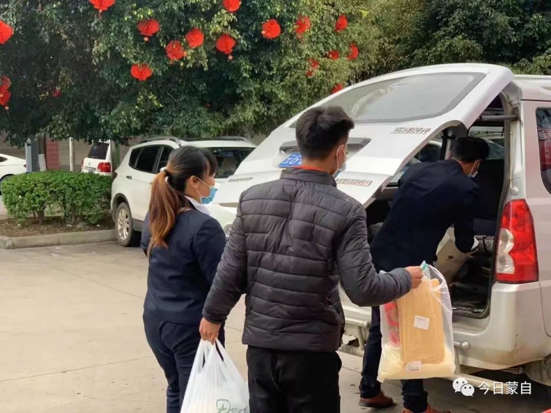 别人家的物业为业主送绿植,别人家的物业