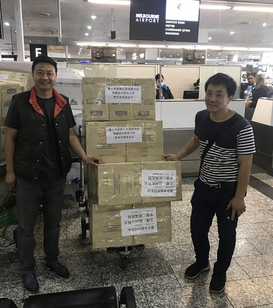杭州男子连续上了24小时班，结束直奔快递点！有批来自澳洲的快递天天往浙江送