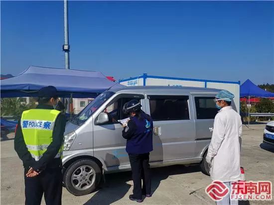 穿蓝马甲的防疫工作人员,莆田网格员疫情防控