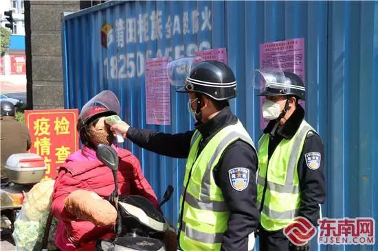 穿蓝马甲的防疫工作人员,莆田网格员疫情防控