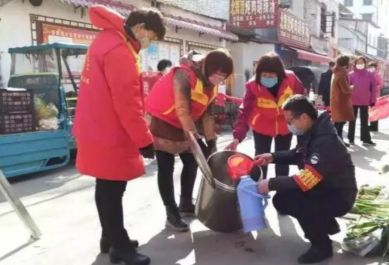 老党员为居家隔离人员送蔬菜,被隔离的时候也要苦中作乐