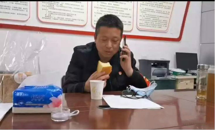 老党员为居家隔离人员送蔬菜,被隔离的时候也要苦中作乐