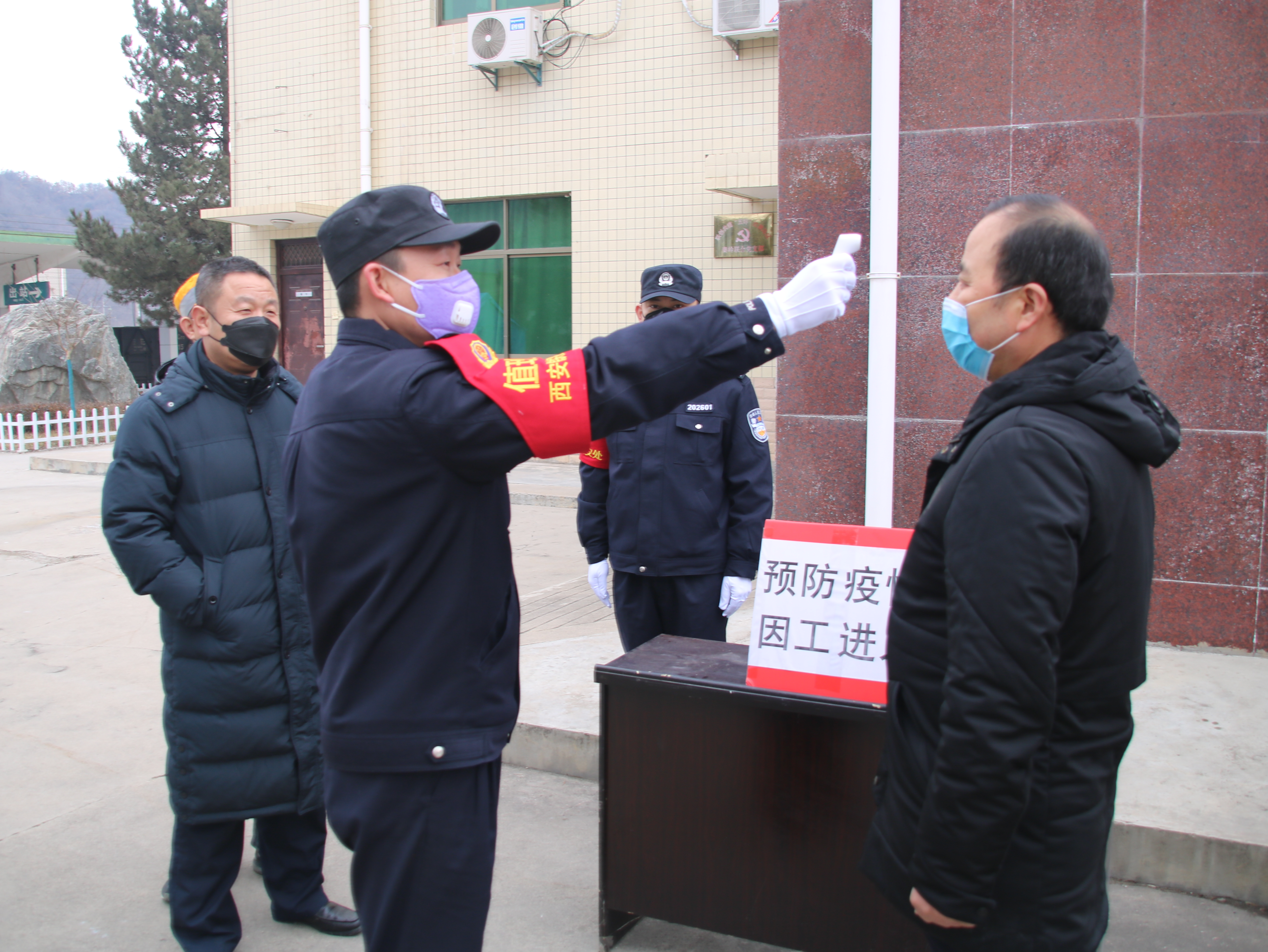 远在*疆新**的母亲春节想来陕西看儿子，两次出行前都退票了