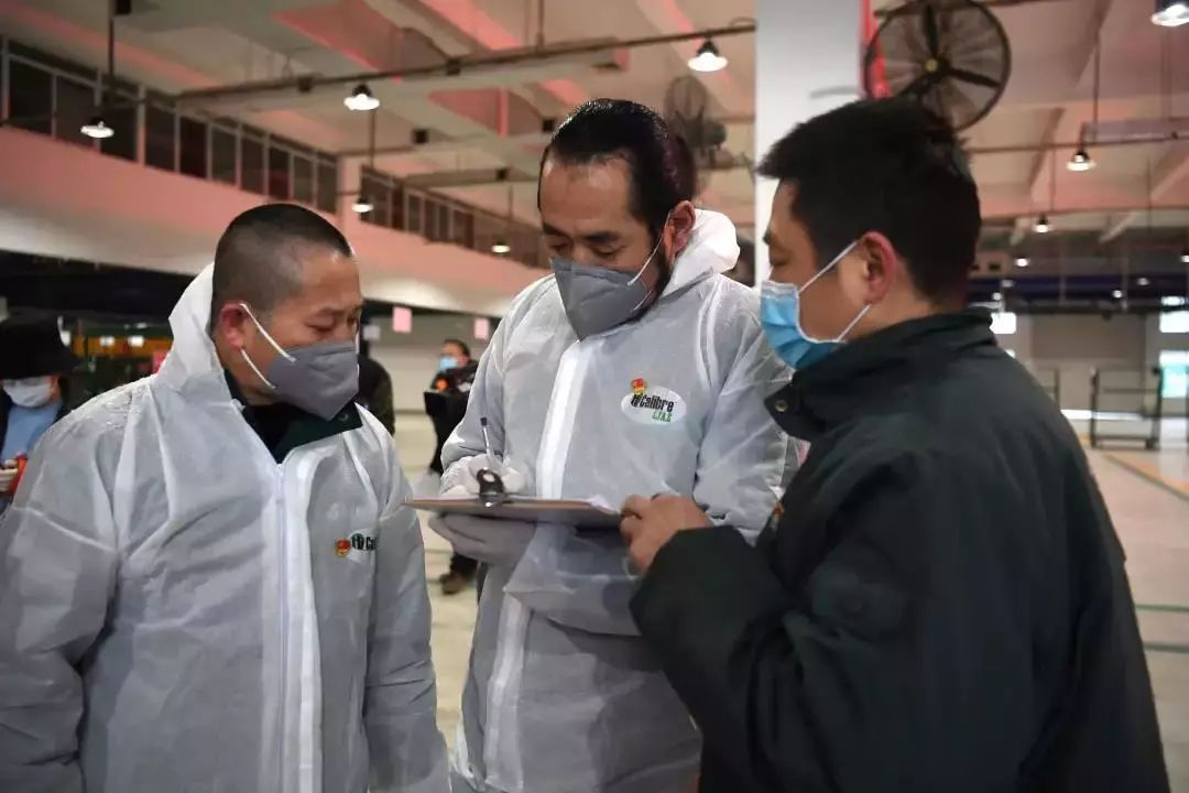 疫情期间坚守岗位邮政,坚守一线的邮政人