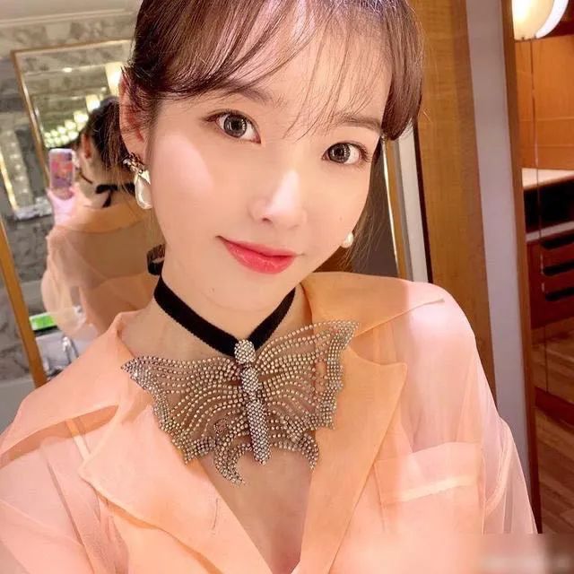 IU参加GUCCI大秀，秒登外媒头条，获赞：完美驾驭有难度的时尚