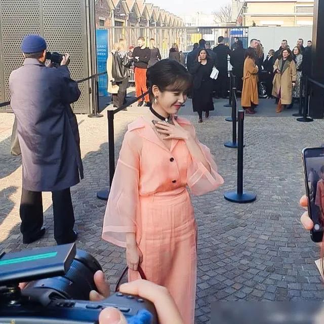 IU参加GUCCI大秀，秒登外媒头条，获赞：完美驾驭有难度的时尚