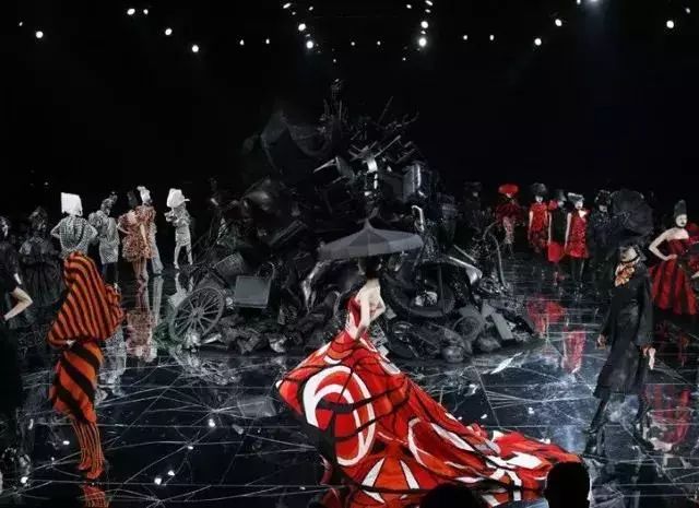 麦昆13年照片,麦昆怎么去世的