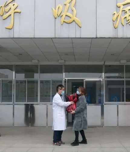 首批新冠肺炎患者治愈出院视频,阜阳市新冠肺炎