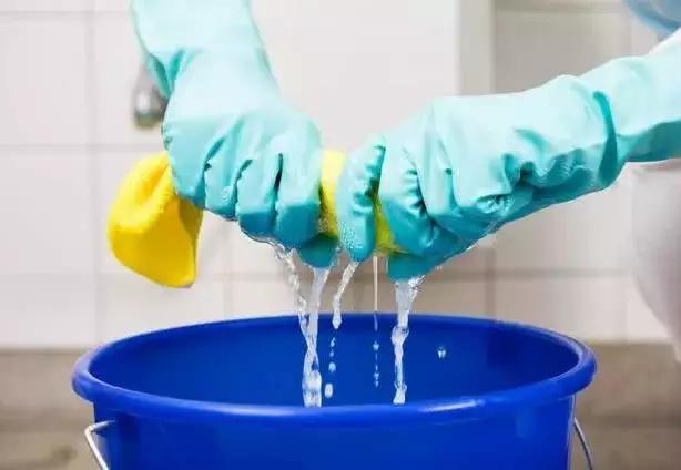 洁厕剂和84消毒液有什么反应,吸入洁厕灵和84消毒液气体怎么办