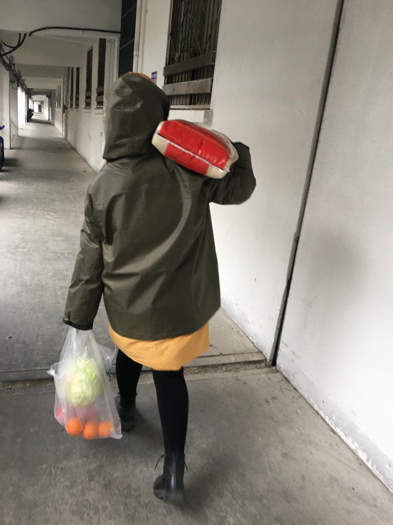 “95后”网格员刘彦丽：你肩扛大米勇敢逆行的背影真美！