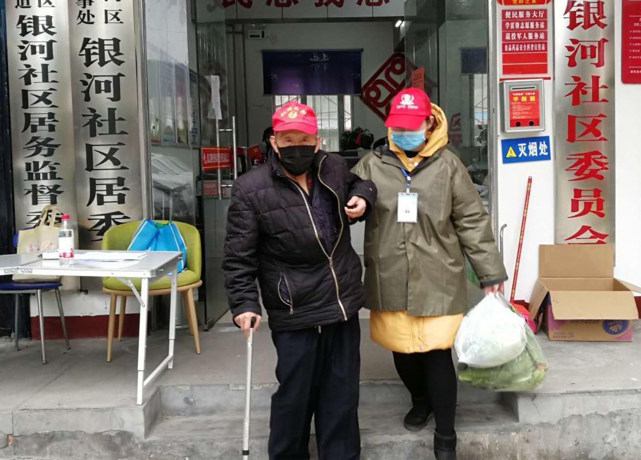 “95后”网格员刘彦丽：你肩扛大米勇敢逆行的背影真美！