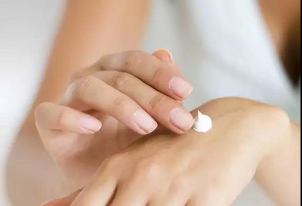 穿着衣服被开水烫伤急救,开水烫伤的急救措施