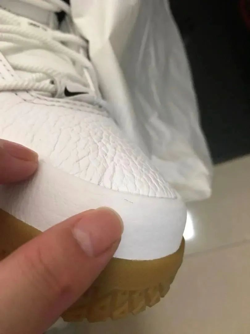 球鞋二次发售鞋盒瑕疵,卖家发来鞋盒轻微破损