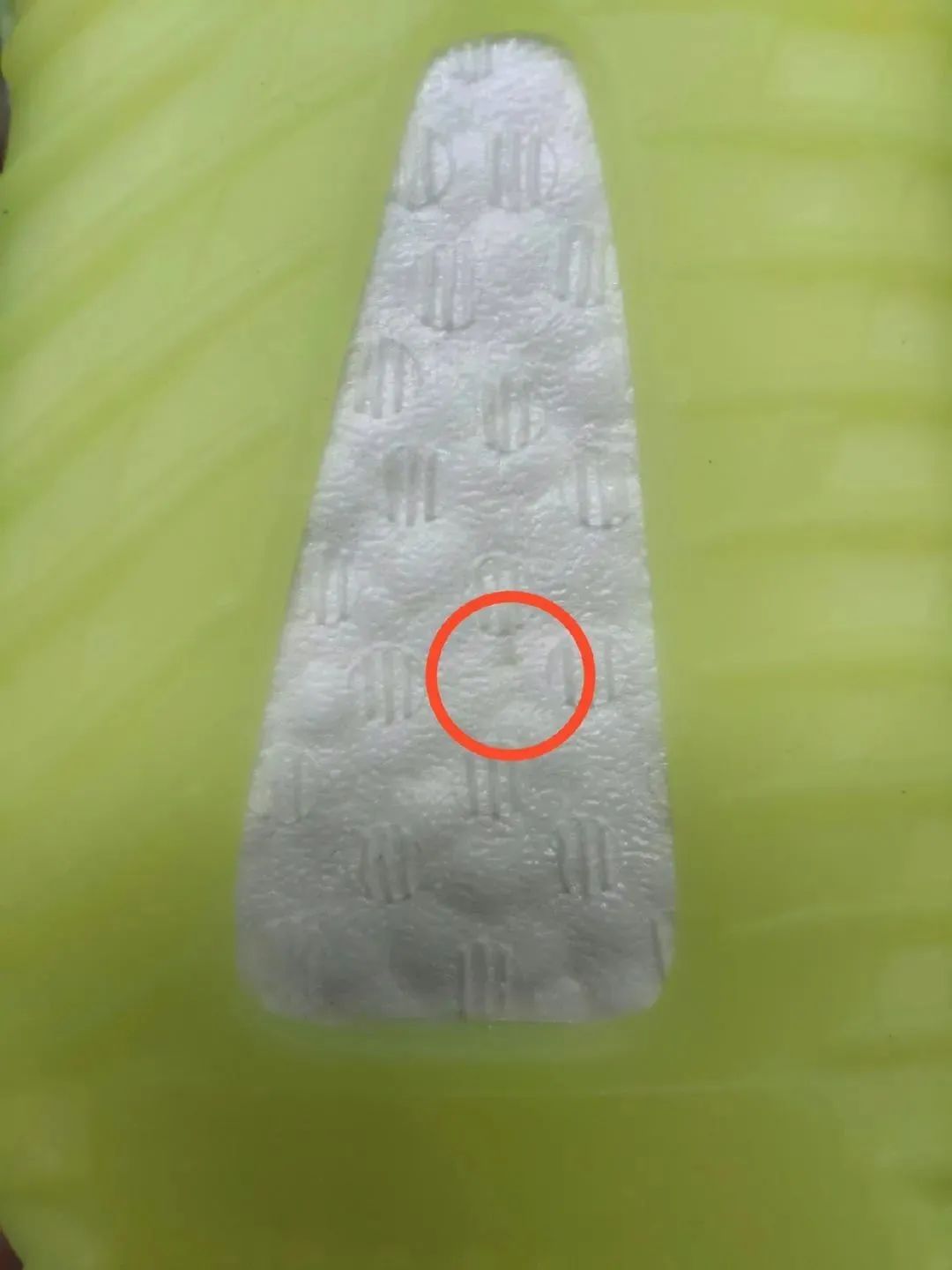 球鞋二次发售鞋盒瑕疵,卖家发来鞋盒轻微破损