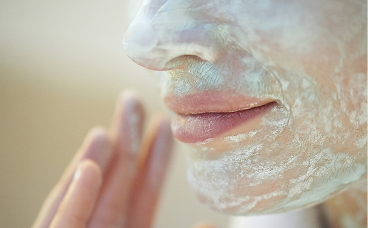 敷完面膜要洗脸吗要用清水冲,敷完面膜要洗脸吗总感觉粘粘的