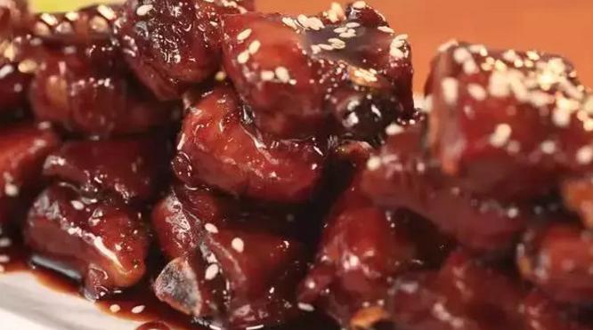 糖醋排骨发黑发苦的原因,大厨手把手教你做糖醋排骨不焯水