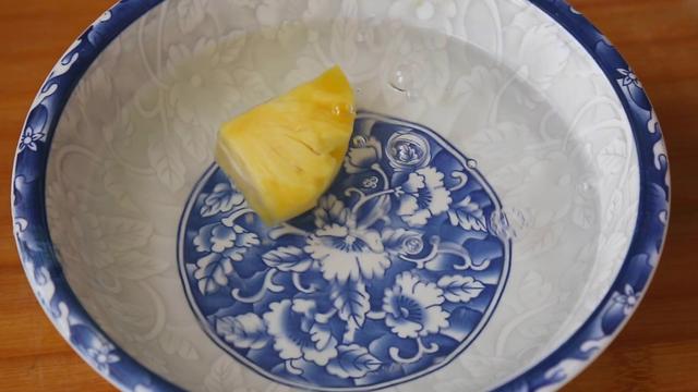 吃菠萝不剥皮最简单的吃法,吃菠萝不用刀子