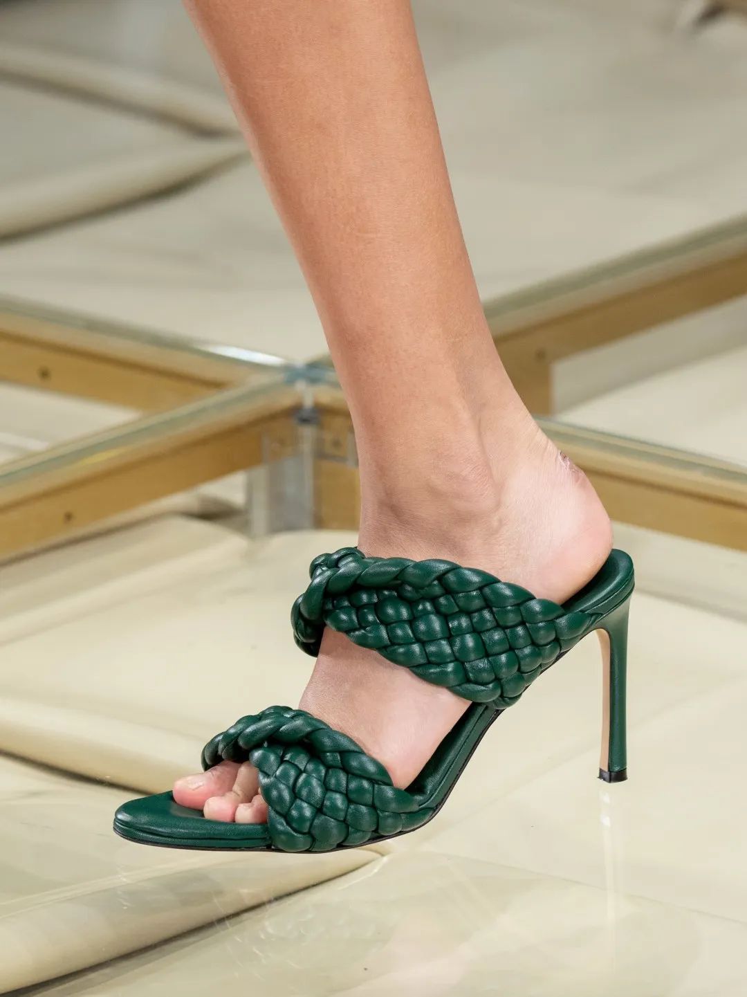 我花十分之一价格在ZARA买到BV相似款，真的好穿吗？