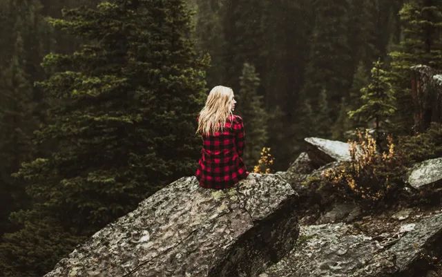 不要嫌弃20多岁的男生穷,不要瞧不起30几岁负债的人