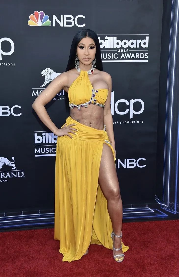 时髦办|隆胸、丰臀、口出狂言……但全网都在粉她