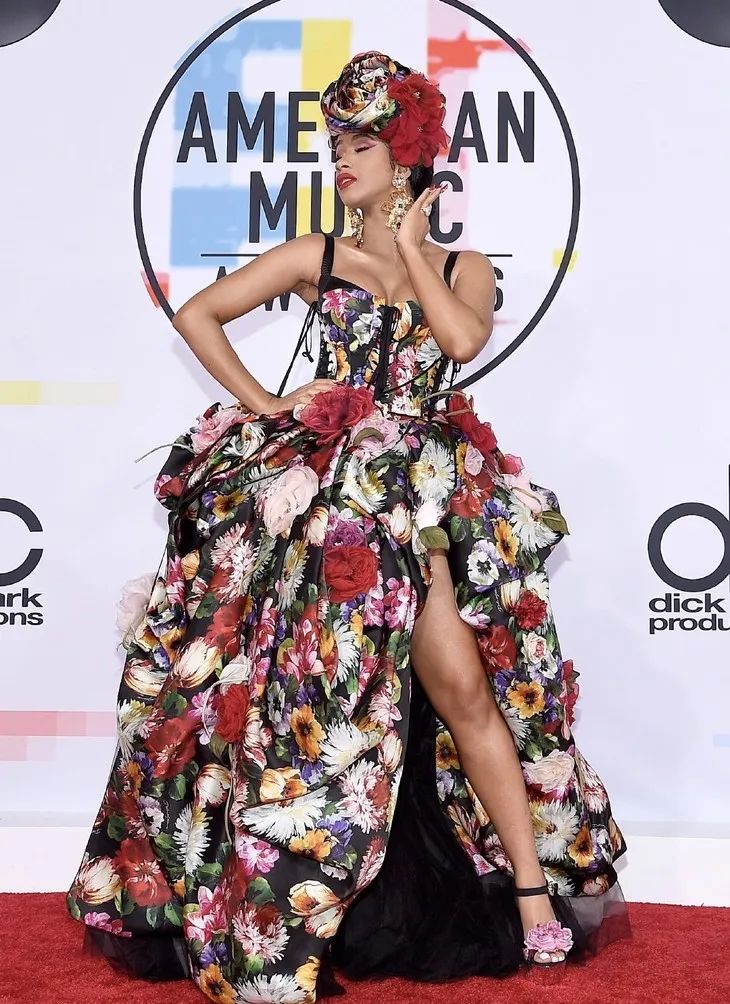 时髦办|隆胸、丰臀、口出狂言……但全网都在粉她