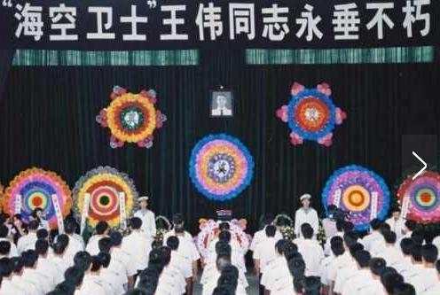 王伟烈士墓前的飞机,王伟烈士墓前有人送来航母模型