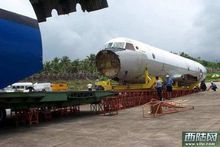 王伟烈士墓前的飞机,王伟烈士墓前有人送来航母模型