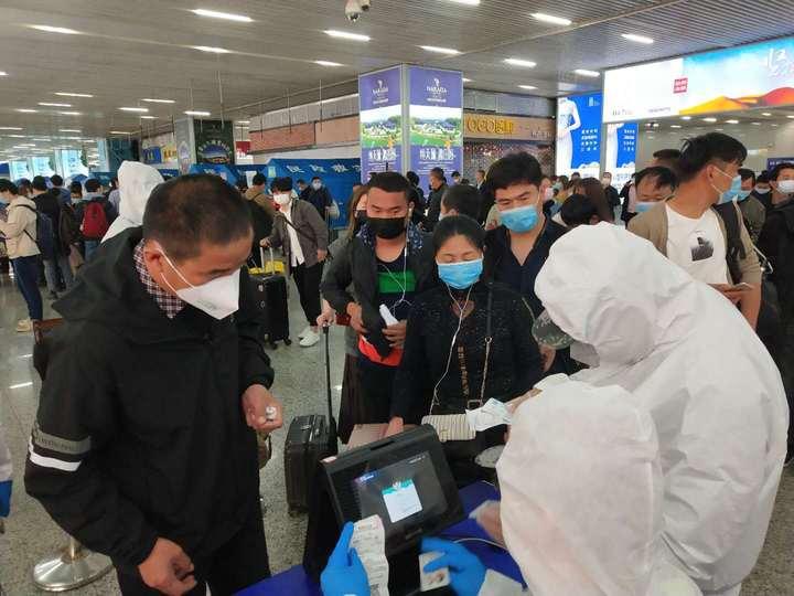 武汉“解封”后首趟航班、列车抵温，两地往返通道陆续恢复