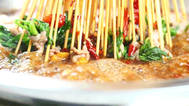 帝都惊现奇葩串串！神奇鸭肠会悬浮？！大牌口红用来吃...