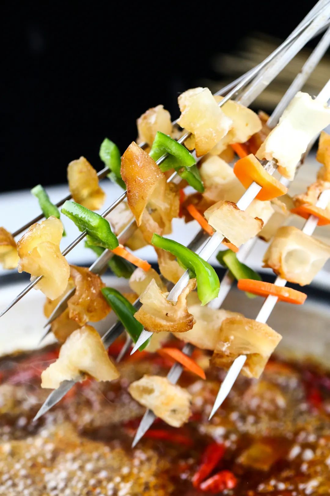 帝都惊现奇葩串串！神奇鸭肠会悬浮？！大牌口红用来吃...