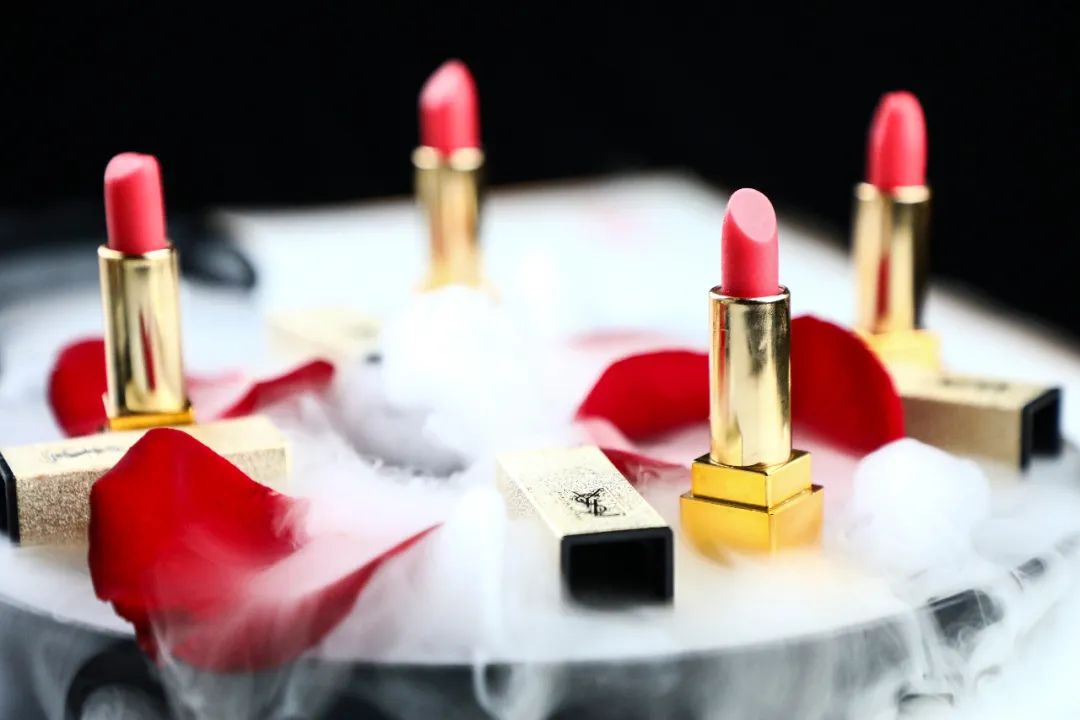 帝都惊现奇葩串串！神奇鸭肠会悬浮？！大牌口红用来吃...