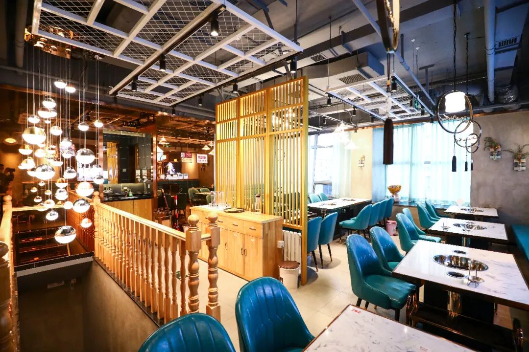 帝都惊现奇葩串串！神奇鸭肠会悬浮？！大牌口红用来吃...