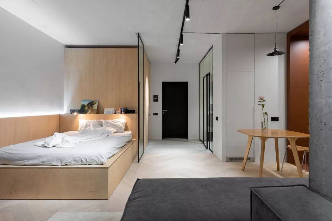 我用沙发把家里5口人分开后……家人感情反而升温了