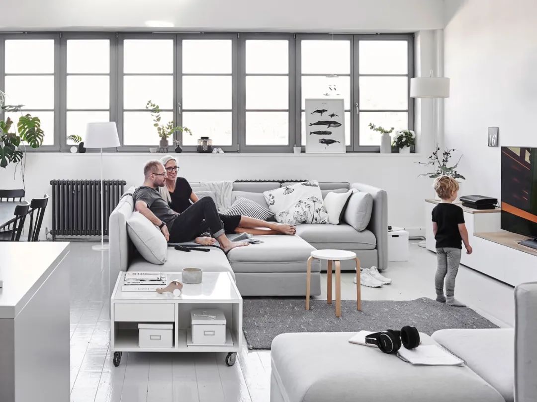 我用沙发把家里5口人分开后……家人感情反而升温了