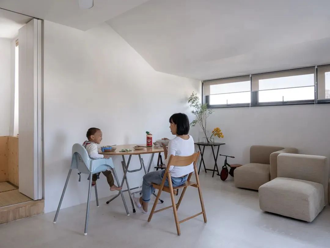 我用沙发把家里5口人分开后……家人感情反而升温了